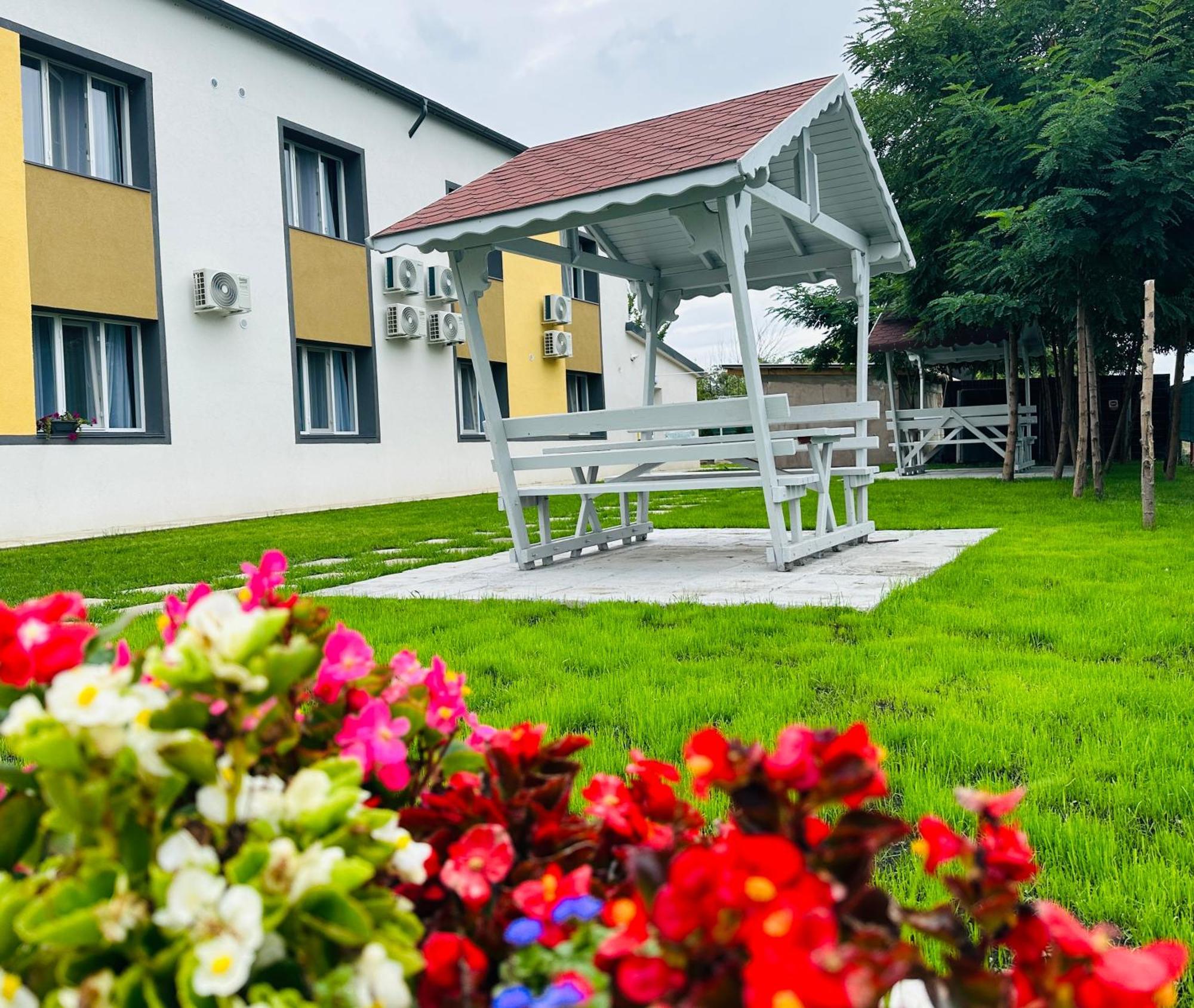 Stef Rooms Tirgu Frumos Exterior photo