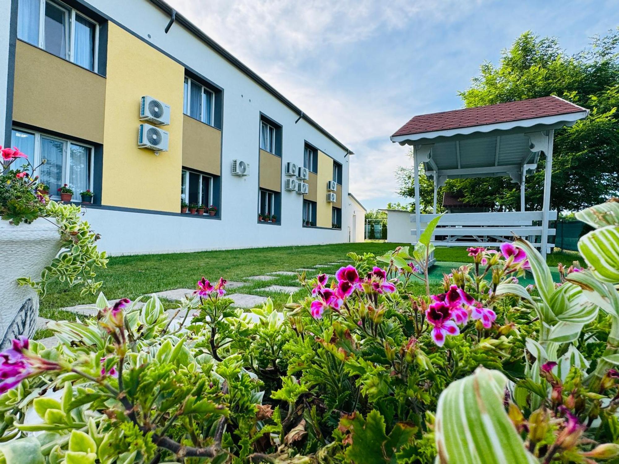 Stef Rooms Tirgu Frumos Exterior photo